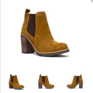 Never worn Crevo Alicia Chelsea Boot sz 7.5 in Tan